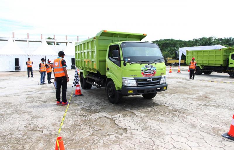 Peserta Hino Safety Driving Bengkulu 2018 Menjalani Test Parkir Mundur. (dok. Hino) 