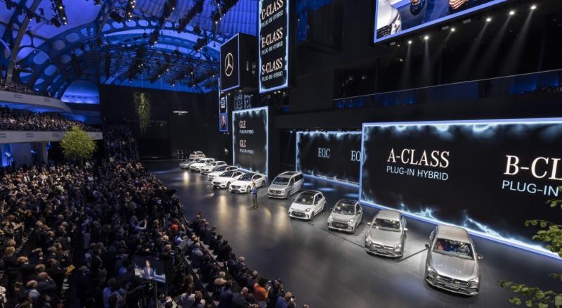 Mercedes-Benz juga menghadirkan 19 kendaraan terbaru lainnya untuk pertama kalinya kepada publik. (dok. MBDI) 