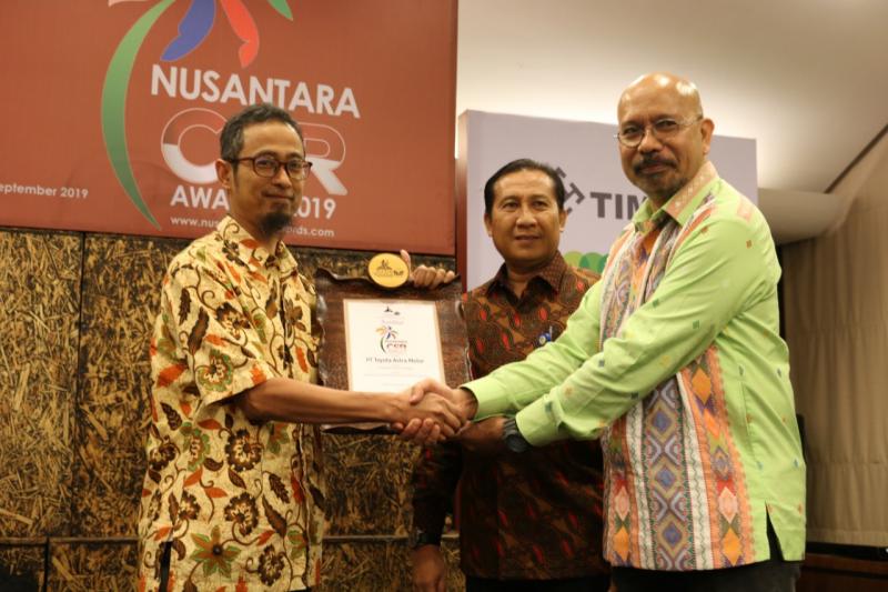 Sapta Purnomo selaku Manager SHE Service Parts Logistic Division PT Toyota-Astra Motor (kiri) menerima penghargaan Nusantara CSR Award 2019 yang diserahkan  oleh Drs. Hotman M.Si selaku Direktur Pengelolaan Sumber Dana Bantuan Sosial Kementerian Sosial (tengah) dan juga La Tofi selaku Chairman of La Tofi School of CSR (kanan)