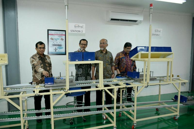 Andang Warih Tjahjono (dua dari kanan) & Rektor UGM Prof. Ir. Panut Mulyono, M.Eng., D.Eng., IPU di rektorat UGM