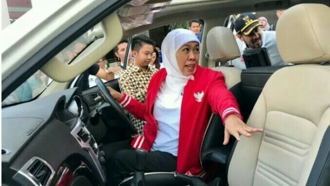 Khofifah Indar Parawansa mencoba duduk di jok kemudi Esemka Garuda di kantor Gubernuran Surabaya.  (foto : antara) 