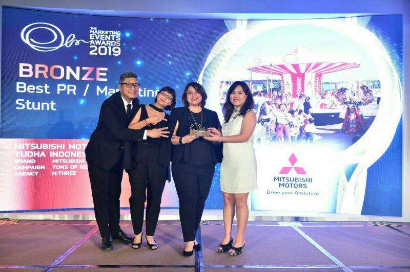 Intan Vidiasari, Deputy General Manager Coordination & Development Office PT MMKSI (dua dari kanan) terima penghargaan The Marketing Event Awards 2019