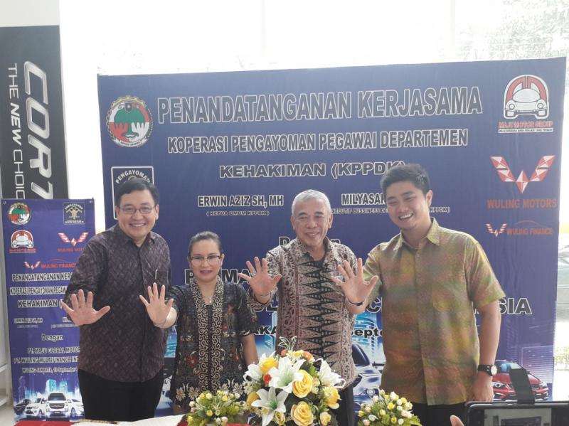 Perwakilan Wuling Finance, PT Maju Global Motor, dan KPPDK dalam Acara Peresmian Kerjasama Wuling dan KPPDK di Diler Wuling Ciputat. (dok. Wuling)