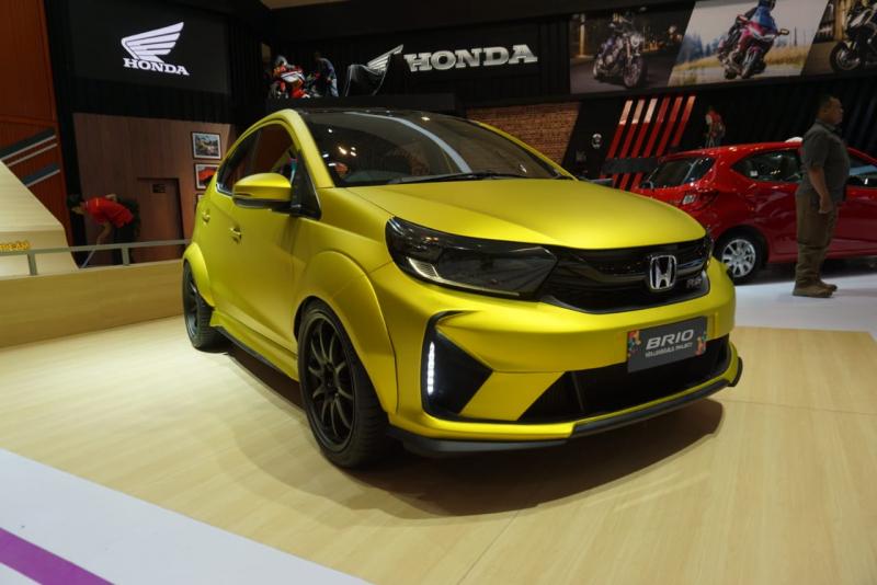 Honda Brio yang ditampilkan di booth Honda telah mengalami ubahan pada bagian velg, ban, body kit, serta eksterior yang dibalut dengan stiker berwarna emas. (anto) 