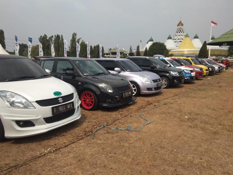 Ratusan mobil Suzuki aneka tipe dan tahun produksi berkumpul di Jambore Club Suzuki 2019. (anto) 
