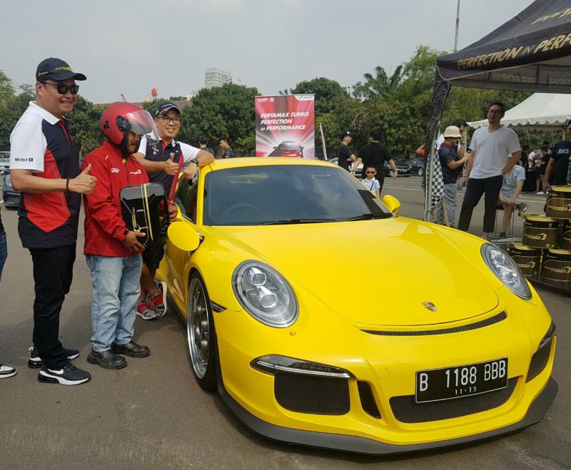 Peserta Porsche Motokhana Time Attack tengah mengisi bahan bakar Pertamax Turbo ke mobil Porschenya