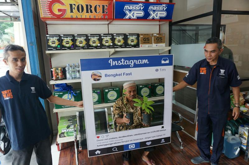 Peduli lingkungan, FAST retail aki dan ban bagikan bibit tanaman secara gratis