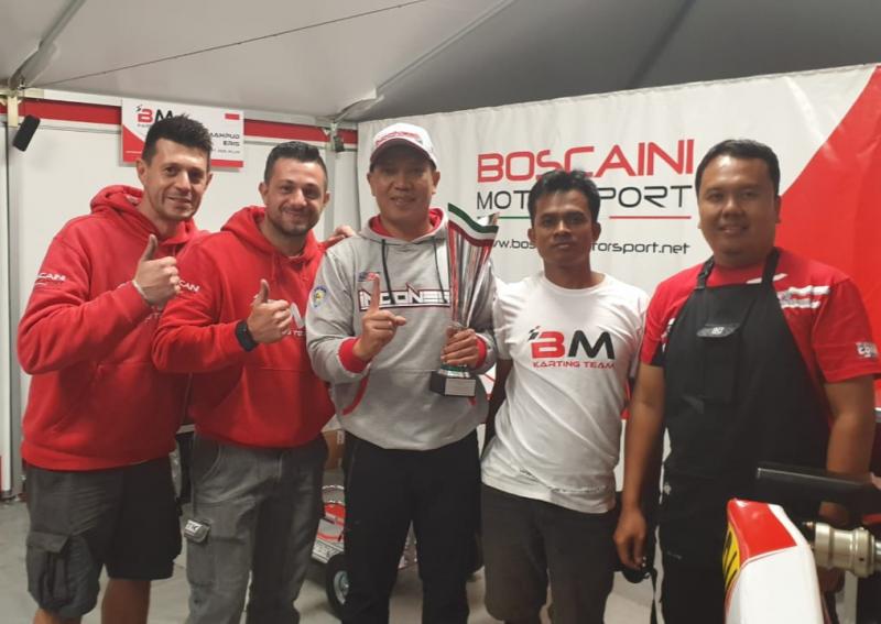 Eris Mahpud (pegang trofi, tengah) bersama kru tim di South Garda Italia