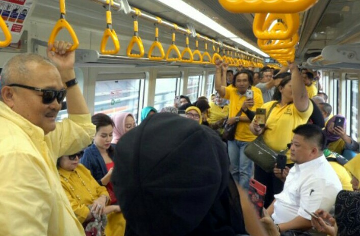 H. Alex Noerdin (kiri) tokoh dan kreator sirkuit Skyland Muba menuju tempat syukuran dengan LRT yang juga kreasi beliau