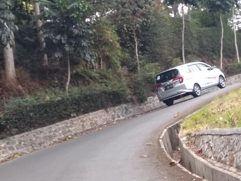New Daihatsu Sigra yang diposisikan sebagai mobil keluarga menempuh jalur yang didominasi trek menanjak menuju lokasi Gunung Tangkuban Perahu ini. (anto)