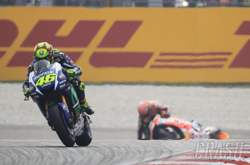 Insiden Valentino Rossi dan Marc Marquez di GP Malaysia 2015, penyebab Rossi gagal raih gelar ke-10. (Foto: crash)