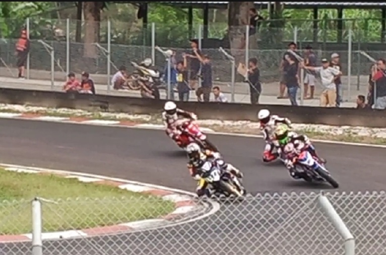 Suasana latihan resmi kejurnas balap motor Oneprix Championship di Sentul kecil hari ini. (Foto : bs)