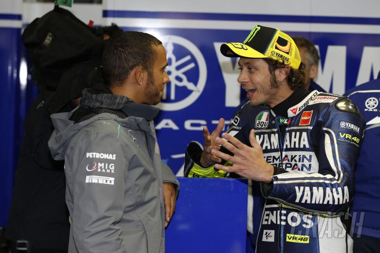Valentino Rossi dan Lewis Hamilton, akan tukar besutan di UEA buan depan. (Foto: crash)