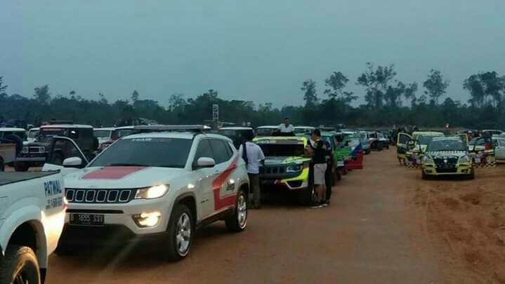 Peserta bersiap mengikuti opening ceremony kejurnas sprint rally dan speed offroad di Muara Bungo, Jambi