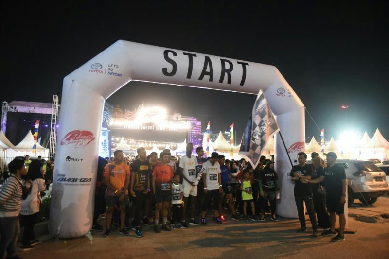Festival Avanza-Veloz Sebangsa Ajak 500 Pelari Night Run Nikmati Kota Makassar