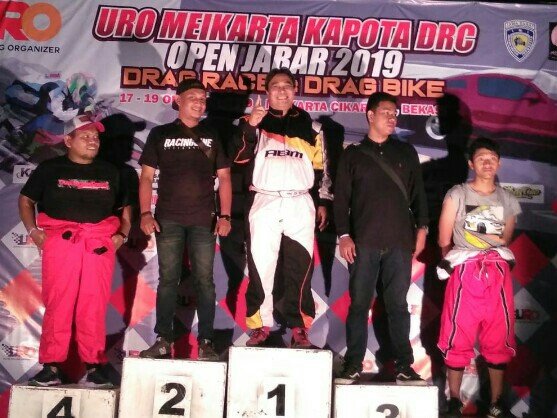 Agustinus Ariyanto (tengah) dari ABM Drag Race Team juara 1 drag race di Meikarta, Bekasi