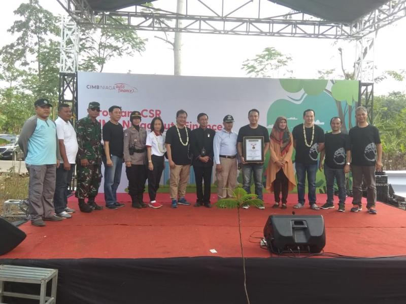 Jajaran direksi CIMB Niaga Auto Finance bersama sejumlah instansi terkait dan masyarakat, upaya ini merupakan wujud komitmen dan dukungan CNAF untuk meningkatkan perekonomian masyarakat. (anto) 