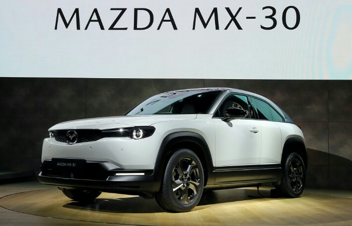 Mazda MX-30 sebagai mobil listrik pertama yang diproduksi massal dipamerkan di Tokyo Motor Show 2019