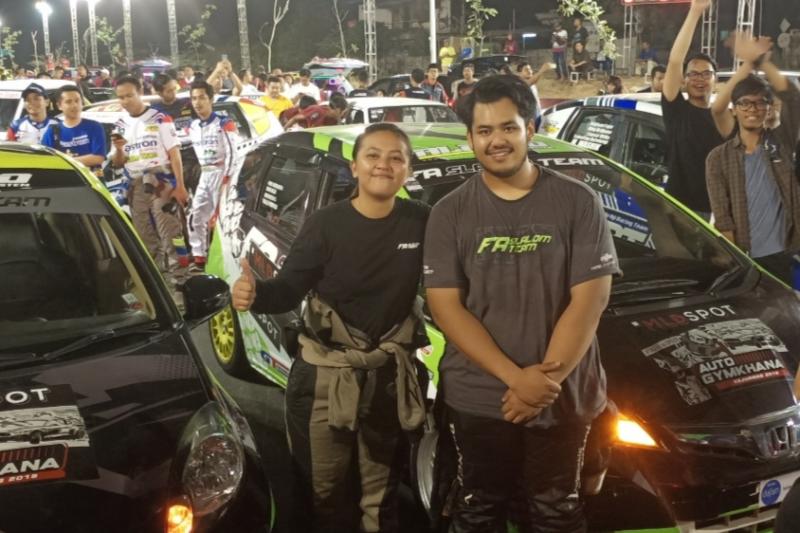 Katherine dan Miko Mahaputra, menunggu Alinka kembali ke ajang Auto Gymkhana. (Foto : bs)