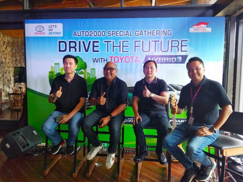 Riki Rusdiono (kedua dari kiri) bersama manajemen Auto2000, tujuan acara ini agar calon konsumen lebih memahami kelebihan mobil hybrid Toyota dan merasakan keuntungan memilikinya. (anto) 