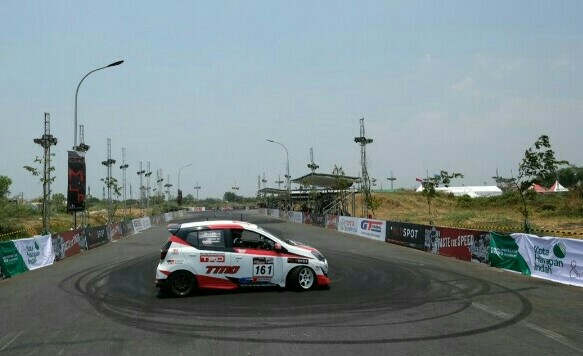 Toyota Agya jadi senjata pamungkas Anjasara Wahyu cs dari TTI cetak prestasi terbaik di ajang kejurnas slalom 2019