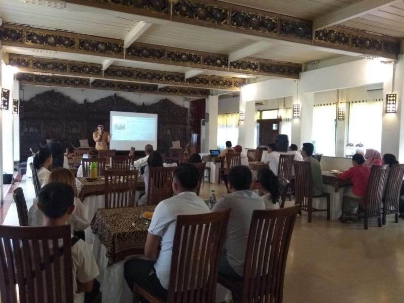 Sharing session diikuti seluruh karyawan PT. Dapur Sarwo Ono, segenap redaksi Mobilinanews dan Indonews, karyawan Resto Solo serta Rumah Sarwono. (anto) 
