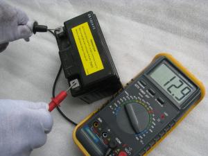  Cara Mengukur Tegangan Dan Rawat Aki Kering