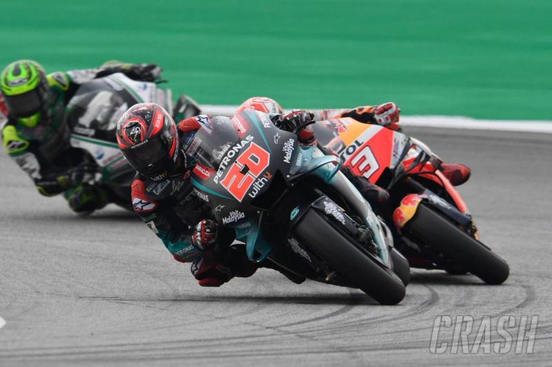Bintang tuan rumah, Fabio Quartararo, gagal melnajutkan sensasi di Malaysia, baru start saja sudah ditempel Marc Marquez. (Foto: crash)