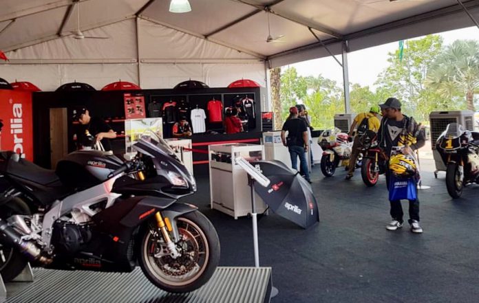 Stand Aprilia di Sirkuit Sepang, Malaysia tawarkan beragam merchandise resmi 