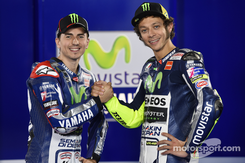 Valentino Rossi dan Jorge Lorenzo saat masih akur di Yamaha. Bakal reuni dengan tugas berbeda? (Foto: motorsport)
