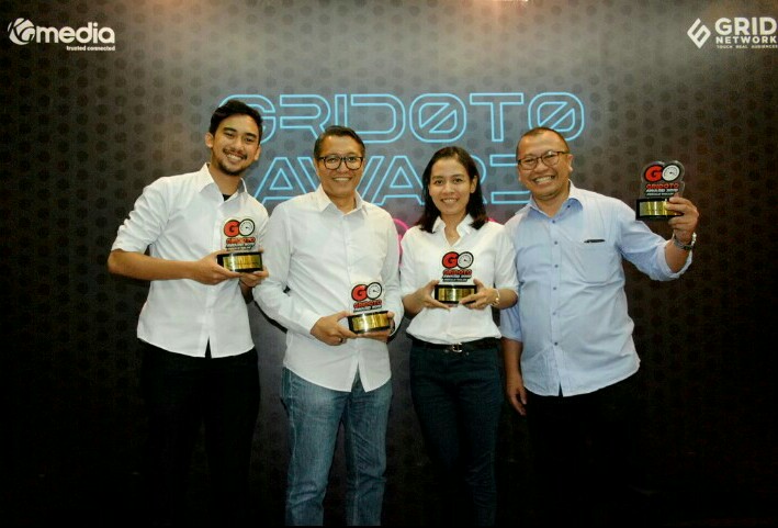 Rouli Sijabat (kanan) bersama tim Public Relations PT Toyota Astra Motor saat menerima penghargaan dari GridOto Award 2019
