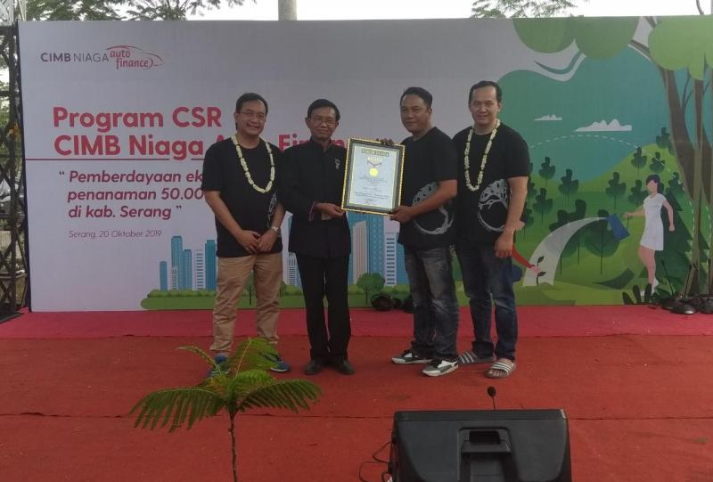 Paling terkini di bidang corporate social responsibility, CNAF berhasil meraih penghargaan dari Museum Rekor - Dunia Indonesia untuk program CSR Kategori Pemberdayaan Petani Terbanyak se-Kabupaten Serang, Banten. (anto)