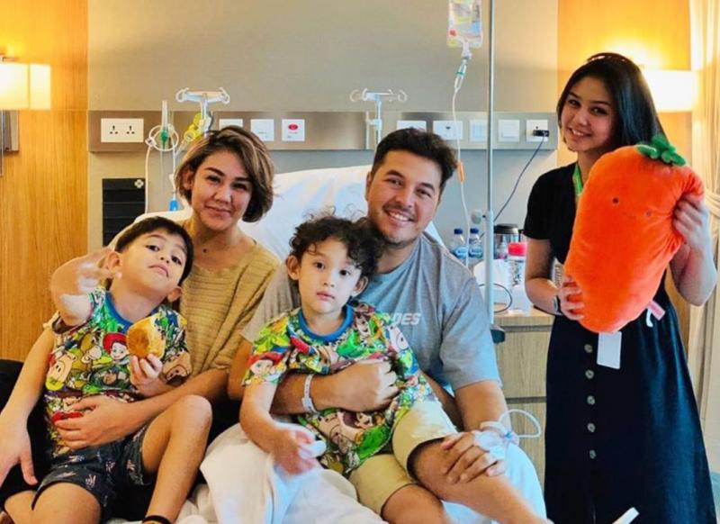 Rifat Sungkar bersama 2 buah hatinya, Sissy (istri) dan Vanessa (adik ipar) di rumah sakit 