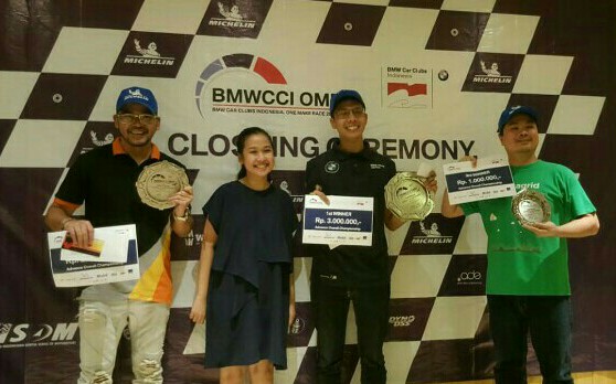 Eric Montolalu (kiri) dengan trofi juara 2 klasemen akhir BMWCCI OMR 2019