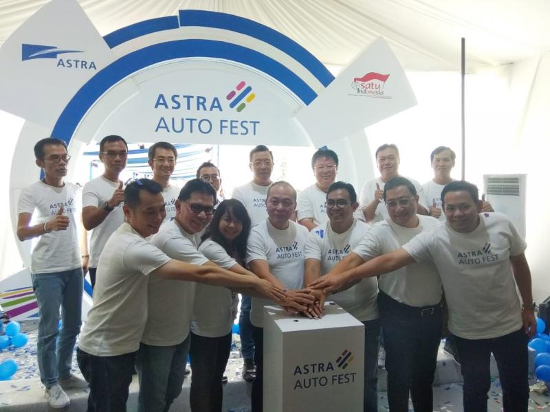 Direktur Astra, Suparno Djasmin (tengah) membuka gelaran tiga hari ini dalam seremoni meriah. (anto).
