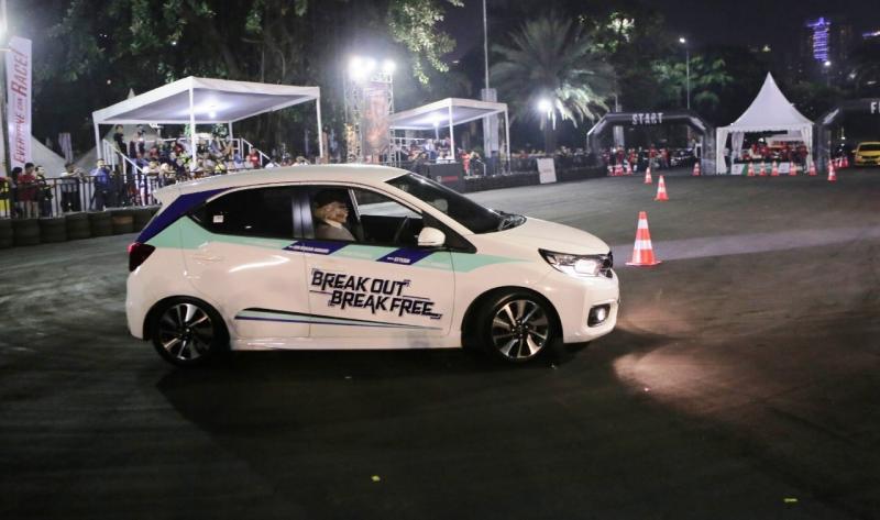 Totalitas peserta dalam persiapan seri final ini cukup untuk menggambarkan antusias partisipan yang sebagian besar anak muda ini terhadap New Honda Brio. (anto) 