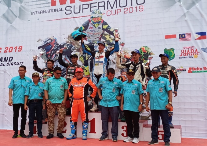 Para juara International Class di podium juara bersama Bupati H. Dodi Reza Alex Noerdin dan SKPT Pemkab Musi Banyuasin, Sumsel. (foto : bs)