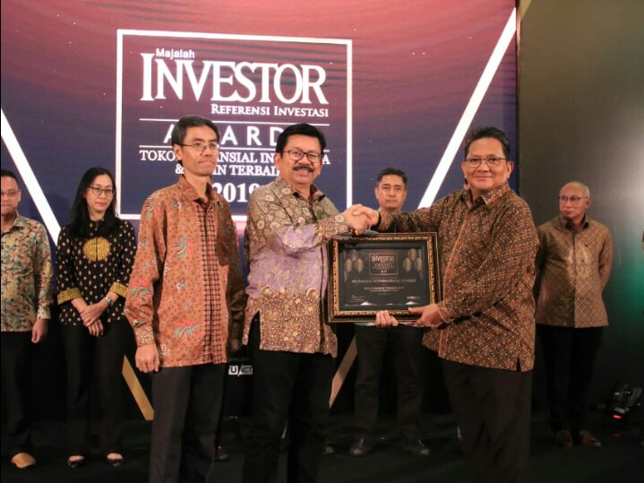 Yulian Warman menerima langsung penghargaan Investor Award 2019