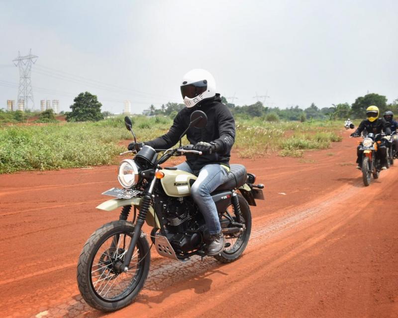 Kawasaki W175TR terbukti tangguh melahap dua karakter trek yang berbeda, cocok diandalkan di berbagai kondisi jalan. (ist) 