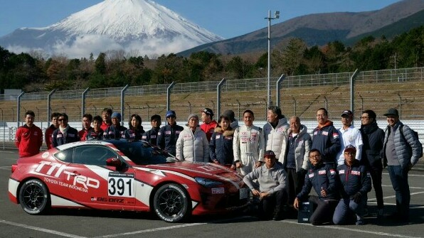 Demas Agil bersama official TTI, TRD dan TAM di Toyota Gazoo Racing Festival 2019. (foto : agung tti) 
