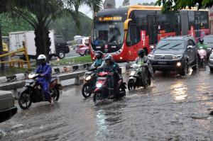 Masih Mau Nekad Menerabas Hujan? Simak Tips Berikut