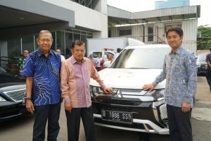 Mitsubishi Serahkan Satu Unit Outlander PHEV Untuk PMI