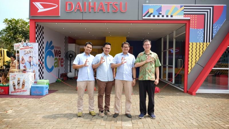 Manajemen Daihatsu dan Rest Area Purbaleunyi berfoto bersama sesaat setelah seremoni peresmian Posko Siaga Daihatsu di Rest Area KM 72A Tol Purbaleunyi. (dok. ADM)