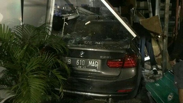 Sedan BMW nopol B 610 MAG menabrak Apotek Senopati Jaksel pada Sabtu tadi subuh. (foto : tmc polda metro)