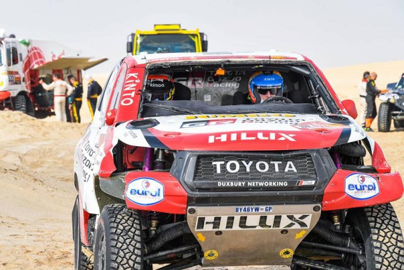 Tanpa kaca depan sejauh 400-an km jadi kesulitan tersendiri buat Fernando Alonso. (Foto: dakar)