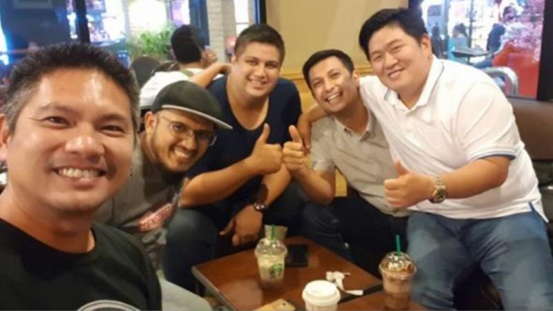 Ferry Hongkiriwang (paling kanan) dan Umar Basalamah disambut pembalap tuan rumah saat berkunjung ke Malaysia belum lama ini. (Foto : ist)