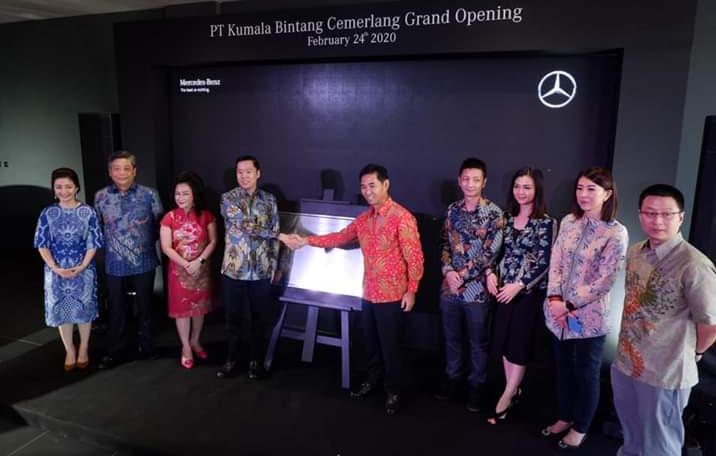 Manajemen PT MBDI bersama manajemen Kumala Bintang Cemerlang dalam seremoni pembukaan dealer baru di Kota Makassar. (ist) 