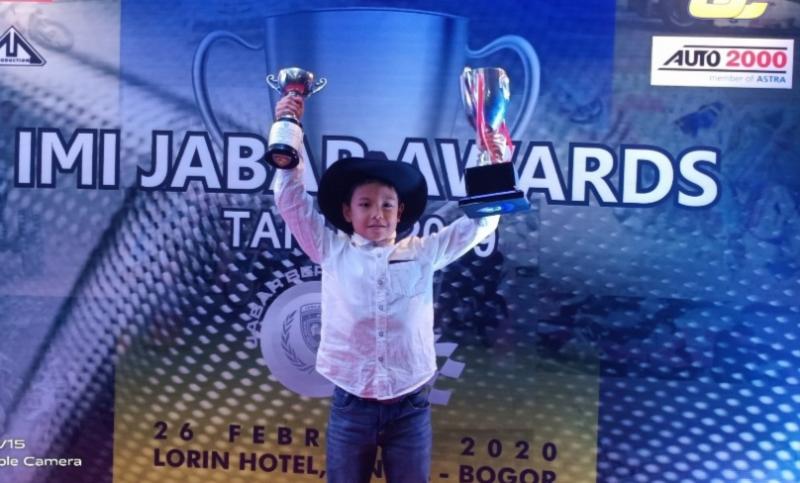 Rafael koboi Kamal dengan trofi dari apresiasi IMI Jabar Awards 2019 di hotel Lorin Sentul Bogor, Rabu malam kemarin.