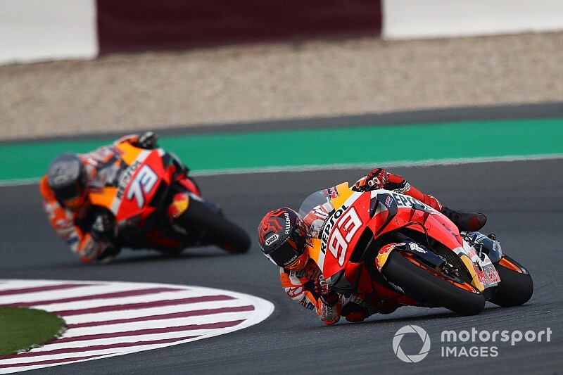 Marc dan Alex Marquez dengan gaya menikung yang sudah mirip di atas Honda RC213V. (Foto: motorsport)