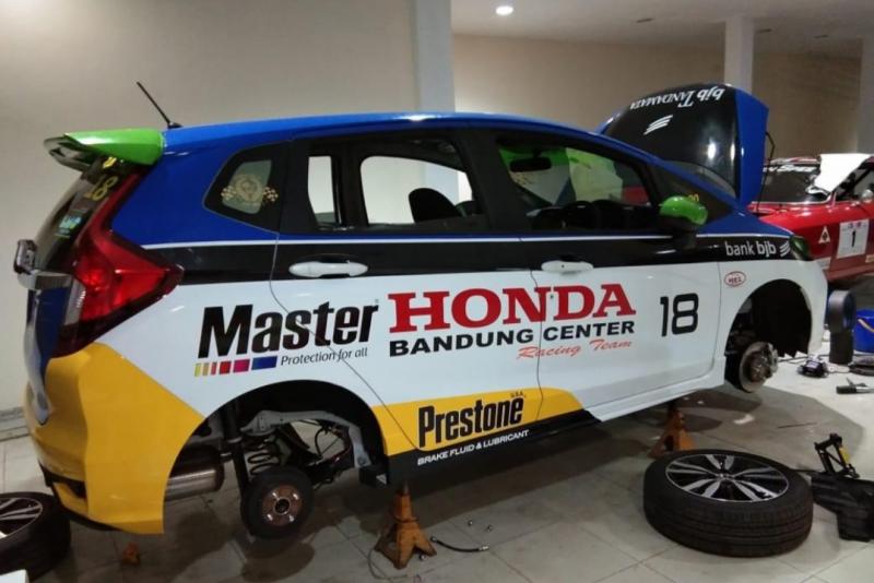 Honda Jazz baru dari Honda Bandung Center untuk Fitra Eri sudah ready kapan pun balap mobil ISSOM 2020 digelar. (Foto : HBC) 